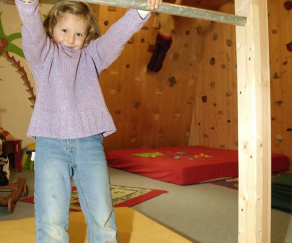 Spaß beim Spielen am Reck im Spielraum