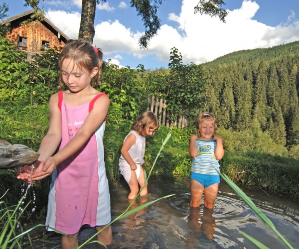 Plantschen am hauseigenen Fischteich