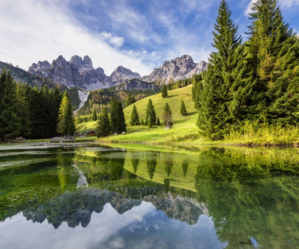 Malerischer Almsee vor der Bischofsmütze © Coen Weesjes