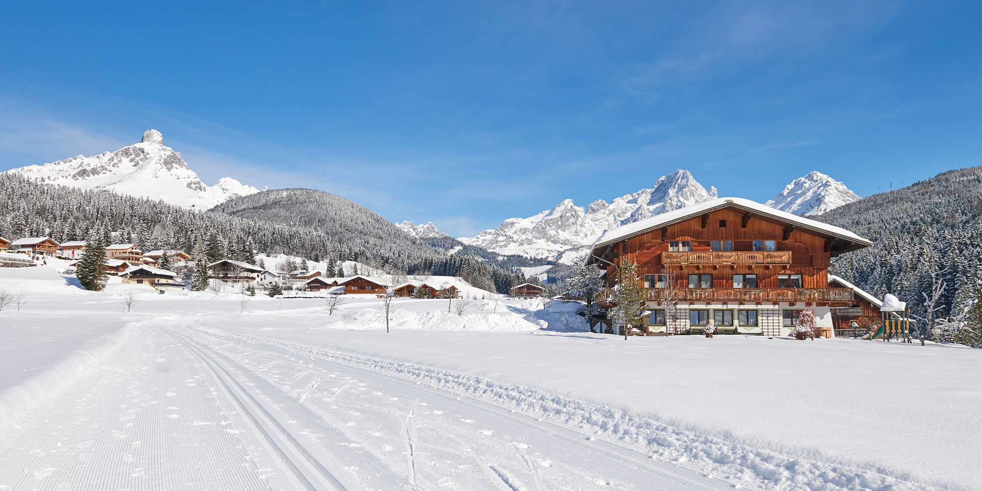 Stubenrauschhof an der Langlaufloipe in Filzmoos, Bischofsmütze im Hintergrund