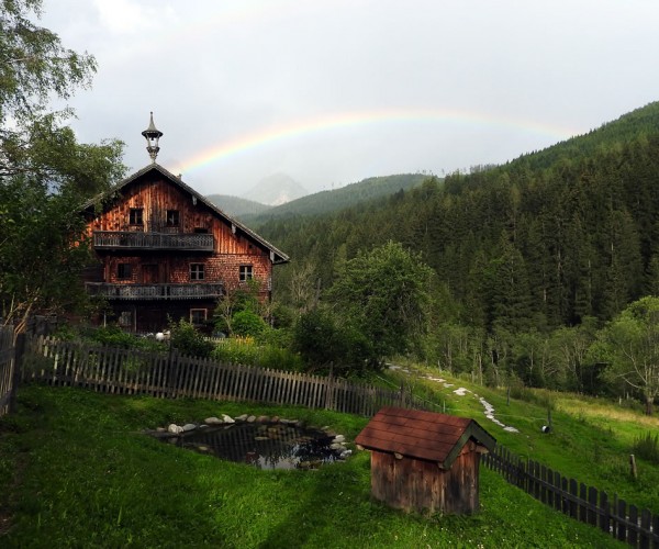 Hühnerstall am Stubenrauschhof, im Hintergrund ein Regenbogen