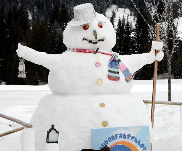 Großer Schneemann vor dem Stubenrauschhof