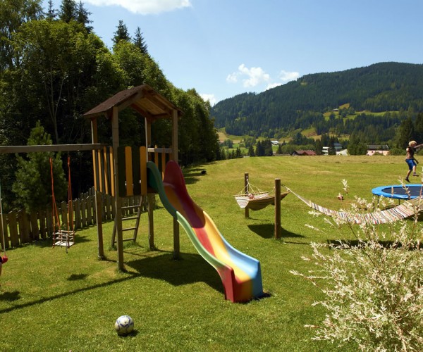 Spielplatz mit Rutsche, Trampolin uvm.